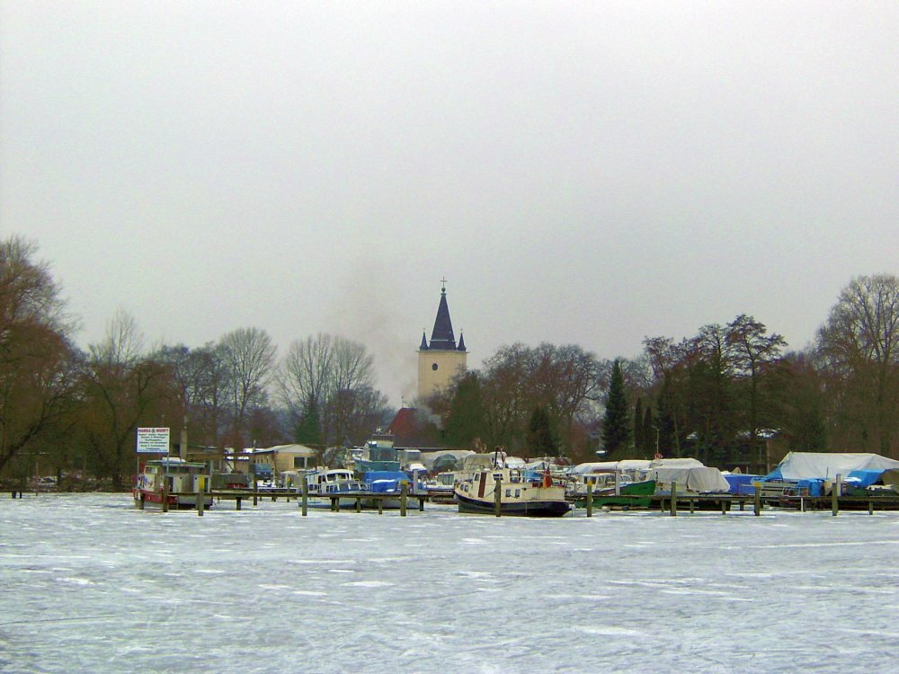 Die Dorfkirche auf der Halbinsel Stralau im Winter vom zugefrorenen Rummelsburger See aus gesehen